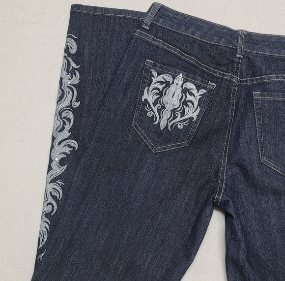 Vintage Chico's Platinum Mid-Wash Blue Silver Painted Embroidered Flared Jeans - Picture 10 of 11
